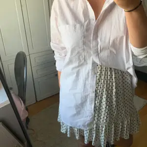 Super söt prickig kjol från Zara som tyvärr inte kommer till användning! 😭💥💕 Fraktar eller möts i gbg