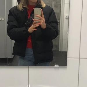 Väskband Carin Wester - Säljer detta väskband från Åhléns/Carin Wester. Väl använt men bra skick. Supernajs till väskan jag också säljer. Säljer även vinterjackan på bilden!!
