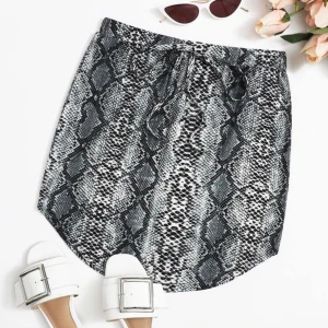 Ny kjol ormskinnsmönster  - En fin kjol med ormskinnsmönster från Shein, den är helt ny och i nyskick. Den är i storlek S men är liten i storleken så är typ som en xs. Frakten ingår i priset 🦋