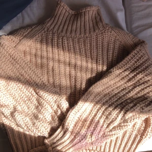 Rosa stickad tröja - Varm stickad tröja som är köpt på h&m för ett halvår sedan💕 