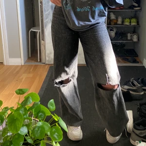 Slutsålda Wide leg 👖  - Jeans med SKITSNYGG grå färg!!Jag har sytt in dem längst ned då jag endast är 157cm kort😉hålen är klippta själv.💓även skorna säljs, checka min profil💓priset kan diskuteras💓 BUD: 500kr, buda på om ni vill💓