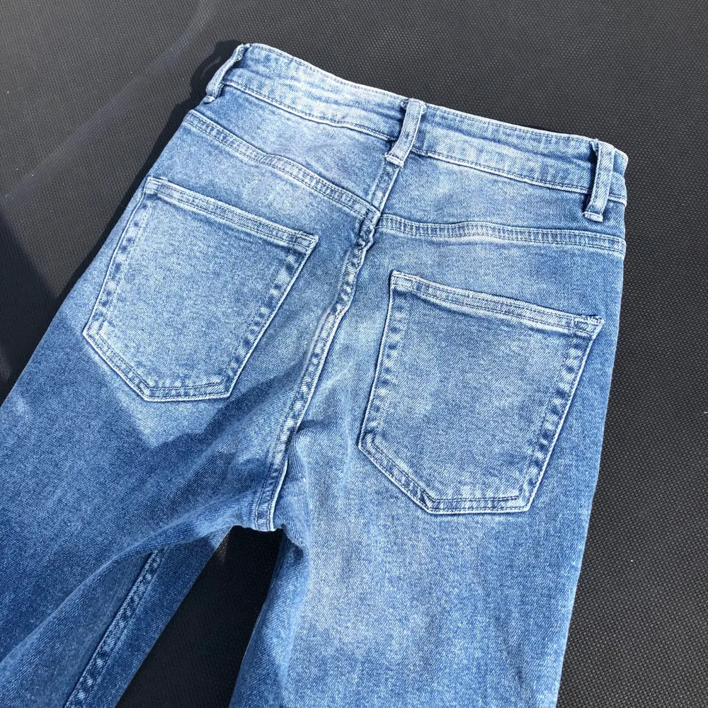 💕 ett par fräscha, tajta, högmidjade mom jeans med små hål här & där, knappt använda, mycket bra längd (jag är 164 cm) & mycket bra skick. frakt kostnad tillkommer  . Jeans & Byxor.