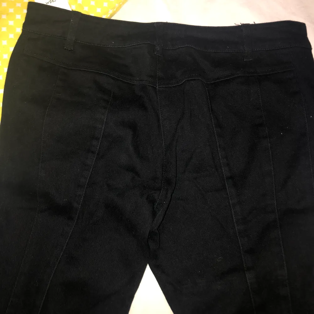 svarta byxor i väldigt mjukt jeansmaterial med knyte på benet. i 2000-tals stuk. Jeans & Byxor.