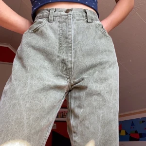 Gröna jeans från moschino - coola gröna jeans som tyvärr är för stora för mig. Dom är i fint skic. Skriv om ni är intereserade så kan jag skicka fler bilder. Köparen stör för frakt:))))