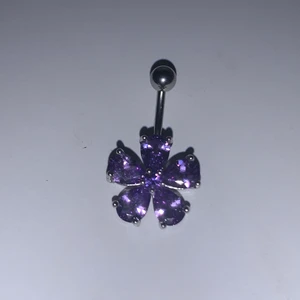 Navelpiercing - Superfin lila navelpiercing i form av en blomma🌸  Aldrig provad. Skriv privat för frågor!