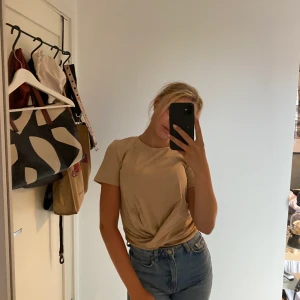 Oanvänd T-shirt ifrån VILA - väldigt fint skick, aldrig använd. Storlek XS