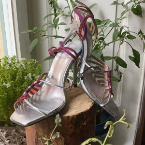 Zara bluecollection  - Aldrig använda köptes för de var dom sista och de är så snygga! Men nu är det dags att ta farväl och låta någon få använda dom som de förtjänar. 