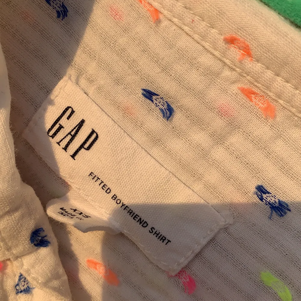 En jätte fin GAP skjorta i vit färg med neon rosa,neon orange och mörk blå prikar kan man säja. den är i storlek XXS men går också till S storlek, Säljer den för köpte fel storlek . Ny pris 220. Muu.