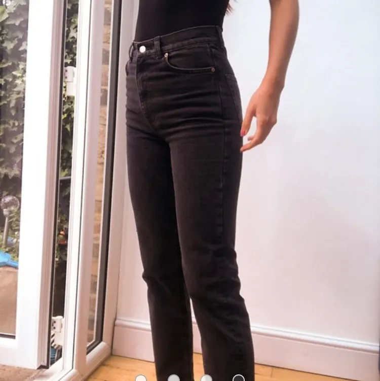 Svarta jeans från ASOS design TALL. Säljer då de har blivit för stora men de är sparsamt använda! Nypris ligger på 439:- men säljer för 200:- (+ frakt om nödvändigt). Jeans & Byxor.