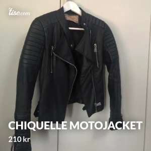 Chiquelle motojackets - Svart chiquelle motojacket. Storlek 36 (s-xs). Orginalpris 699 kr. Kom gärna med egna bud😀