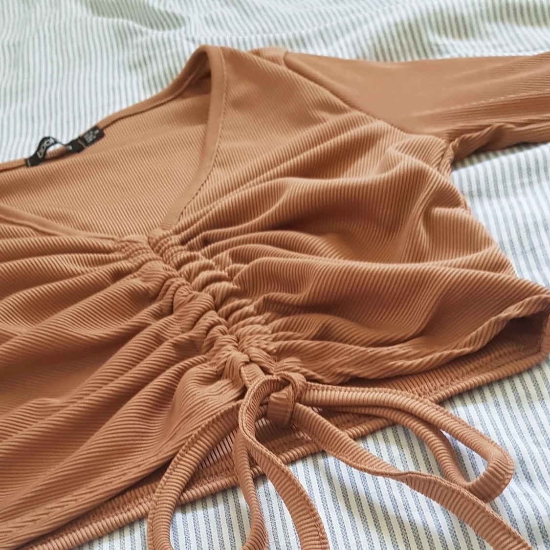 Ribbad tröja med knytning