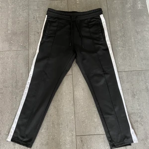 Svartvita Trackpants - Fett snygga trackpants, använda fåtal gånger (kond 8/10).