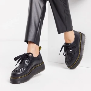 Dr martens - Säljer ett par riktigt snygga Dr martens Sidney, vill så gärna inte sälja dom men pågrund av att de inte passar mig så måste jag sälja dom.... 😇😢 priset kan diskuteras vid snabbaffär 😊