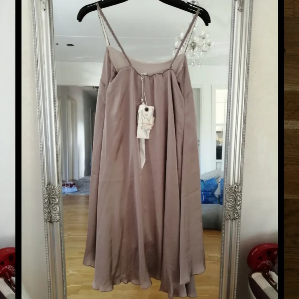 Satin klänning från märket Branting inköpt för 1298kr men aldrig använt. Passar storlek XXS, XS och S ❤️. Klänningar.