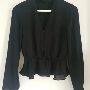 Fin tröja - Svart fin blus med knappar nedför. Luftigt material.