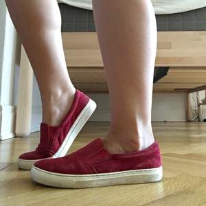 Röda slipons i mocka från Dasia. Skönare skor kan man leta länge efter! Nypris ca 900 kr. Möts upp i Trelleborg eller Malmö!❤️