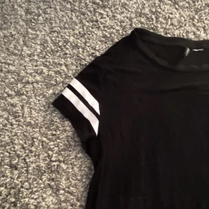 Svart topp med vita ränder på axlarna - 🛍Svart topp med vita ränder på axlarna från H&M. Frakt tillkommer. Hör gärna av dig om du undrar över något mer<3