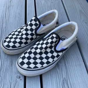Rutiga slip-on Vans - Ett par fräscha Vans i storlek women us 6 (motsvarar storlek 36). Pris kan diskuteras