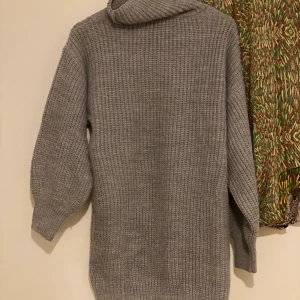 Jumper / Nakd - Märke- Nakd. Fluffig och skön hög hals stickad tröja från Nakd. Storlek S men oversized, skulle säga att den passar som M. Riktigt fin som en klänning men passar också till byxor ✨