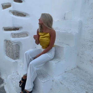 Vita kostymbyxor - Mina bästa kostymbyxor. Sitter som en smäck! Köpta på Zara i Paris för 1,5 år sedan. Snygg passform och inte använda mer än 5 gånger. Köpts för 699 kr 🍬 Buda gärna!