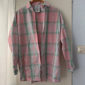 Skjorta Collusion - En super snygg jätte oversized skjorta från asos kollektion Collusion! Det är storlek xxs men då den är VÄLDIGT oversized passar den de flesta storlekarna! Säljer pga inte kommit till användning! Köparen står för frakten och tar emot Swish!😊