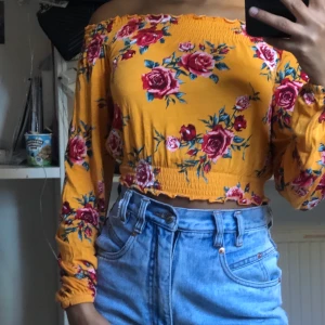 Off shoulder topp - Säljer då den inge kommer till användning. Tunnt material i jätte fint skick. Kan mötas upp i uppsala annars tillkommer frakt💓