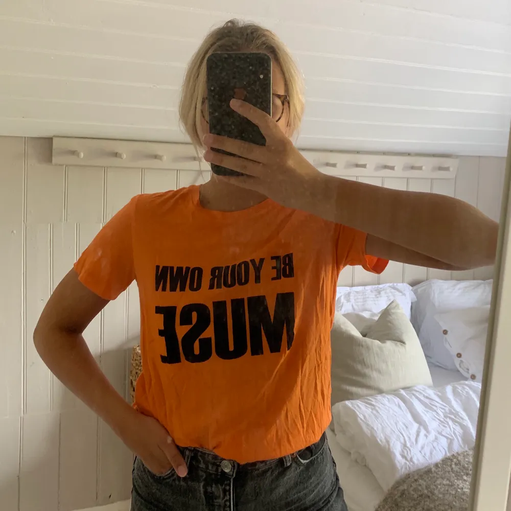 En skitsnygg t-shirt från Malene Birger som är i superskönt material! 🧡 Ord. Pris ligger på runt 450 kr. T-paidat.