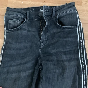 Jeans - Gråa jeans med detalj på sidorna. Mycket stretchiga och sköna. 