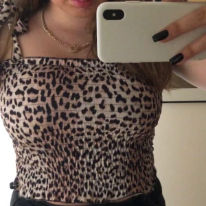 Leopard topp med rosetter😎 - Väldigt snyggt leopard linne med gulliga rosetter på banden🦋 Från Gina i strl L men passar M-L✌🏼 Säljer pga att det inte används längre, DM för mer bilder💕