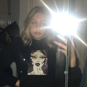 Hoodie med tryck - Säljer denna unika hoodien. Den är svart med ett tryck med en kvinna på. Den är superfin och har varit en stor favorit i garderoben, men blir tyvärr inte använd längre. Den är i superfint skick. Skriv gärna för fler bilder! 