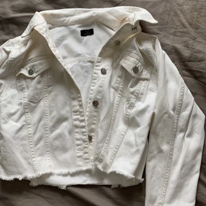 Croppad vit jeans jacka - Säljer denna vita jeans jacka, den har knappt kommit till användning TYVÄRR så därför säljer jag den. Den är oversized och croppad. Köpt på Nelly och tror den är i stl 34/36. Finns ingen stl lapp men jag är en normal s och den sitter luftigt på mig 💖✨