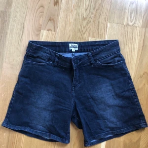 Jeansshorts Twist & Tango - Svarta Jeansshorts från Twist & Tango i storlek 27. Mycket sparsamt använda. 