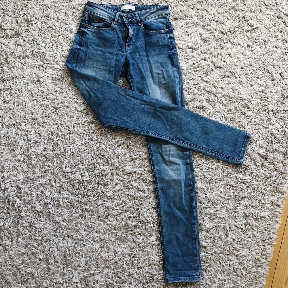 Blåa tighta jeans från Odd Molly. Storlek 27 i midjan🤩🤩 Köpte för ca 800kr. Jeans & Byxor.