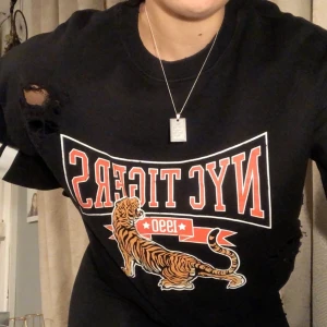 Ripped collegetröja med tryck  - En collegetröja med tryck! Har hål i sig som hör till designen.... storlek S.  ⚡️  Kolla gärna in resten i min profil 🌎 Pris går att diskuteras!  Köpare står för frakt  📦 (66kr) totalt- 146kr 