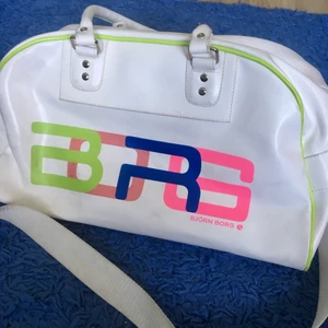 Björn Borg väska - Intressekoll på retro Björn Borg axelväska i 80-tals neonfärger🌟 Neongröna detaljer på sidan och neongul inuti med några fack. Axelremsan är avtagbar och justerbar. Cool och trendig, perfekt som sportväska!🤩