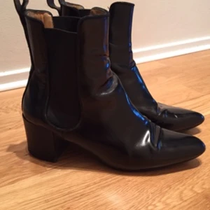  - Jättefina stövletter/boots från Acne.
Modellen heter Free.
Använda men fortfarande i fint skick!
Säljer dem nu till ett jättebra pris :)
Sulade hos skomakare.
