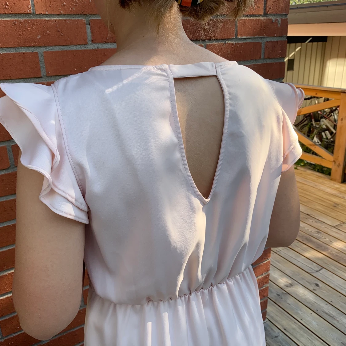 Ljusrosa klänning volanger  - 90