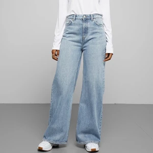 weekday ace jeans  - Köpte de här jeansen för ett tag sedan men tyvärr är dem alldeles för stora för mig i midjan :( de är iallafall i bra skick och går lite över skorna på mig som är 170 :) lite slitna på baksidan och längst ner på bena, har sytts in. buda på ! Bilderna är tagna från weekdays hemsida men meddela mig för fler bilder