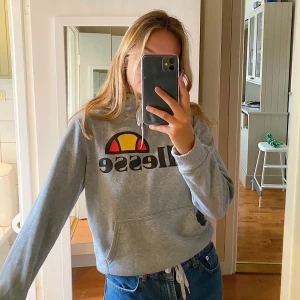 Ellesse hoodie - Säljer denna gråa ellesse hoodie ! Den är i perfekt skick och i storlek S. Skulle säga att den är lite tightare till passformen så den passar även en person med XS! Pris går att diskuteras. Först till kvarn