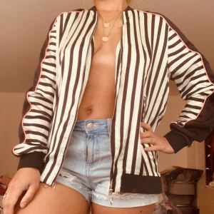 Stradivarius Atlas jacka - Skitsnygg, trendig och randig Atlas jacka med dragkedja från Stradivarius i str. M. Kan passa på S storlek också som lite ovetande/ lös modell. Jättemjuk och snygg med olika outfits. I anyskick. Buda. 