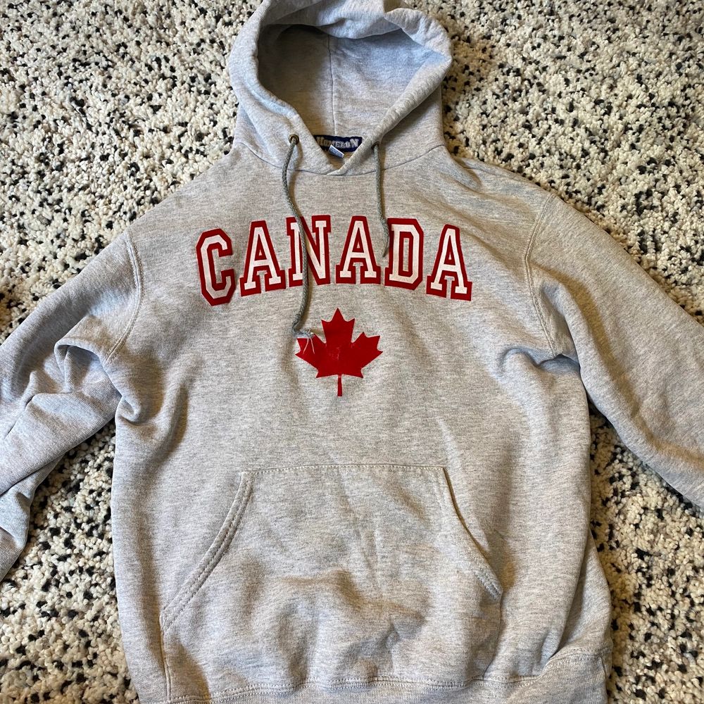 Grå Canada hoodie - Huvtröjor & Träningströjor | Plick Second Hand