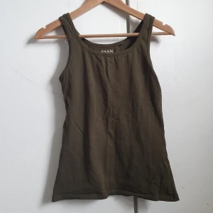 Simpelt linne | S - Ett simpelt militärgrönt linne i stolek S några små hål vid nedersömmen, men inget som märks.                                  (Kund betalar frakten)