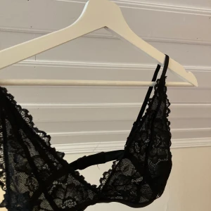 spets top - Snygg top i spets från Nakd. Aldrig använd så i bra skick! Storlek XS. Har swish 