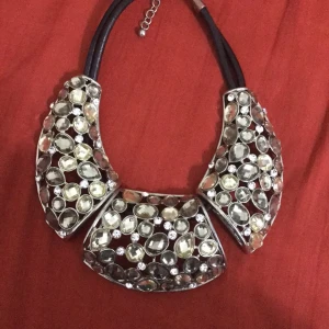  - Super snygg halsband. Inga stenar tappade.
