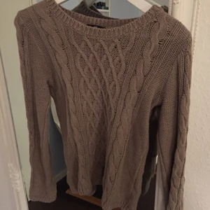  - Detta är en ljusbrun kabelstickad tröja från H&M i storleken XS. Använd endast ett fåtal gånger och passar perfekt över en skjorta