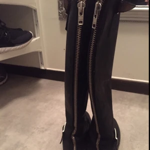  - Säljer nu mina Johnny Bulls. Använder aldrig då jag inte gillar höga stövlar. Äkta.  Tokfina och sparsamt använda. Köpta vinter -16.   Köpare betalar frakt