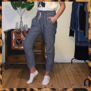  - Assnygga och sköna byxor i blågrått tyg med vitt rutmönster. Som pyjamas fast man kan ha det bland folk typ, finns ju inget bättre! I bra skick, och nästan oanvända.