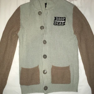  - Något nopprig men riktigt bekväm stickad hoodie från Drop Dead. Sitter mer som en S