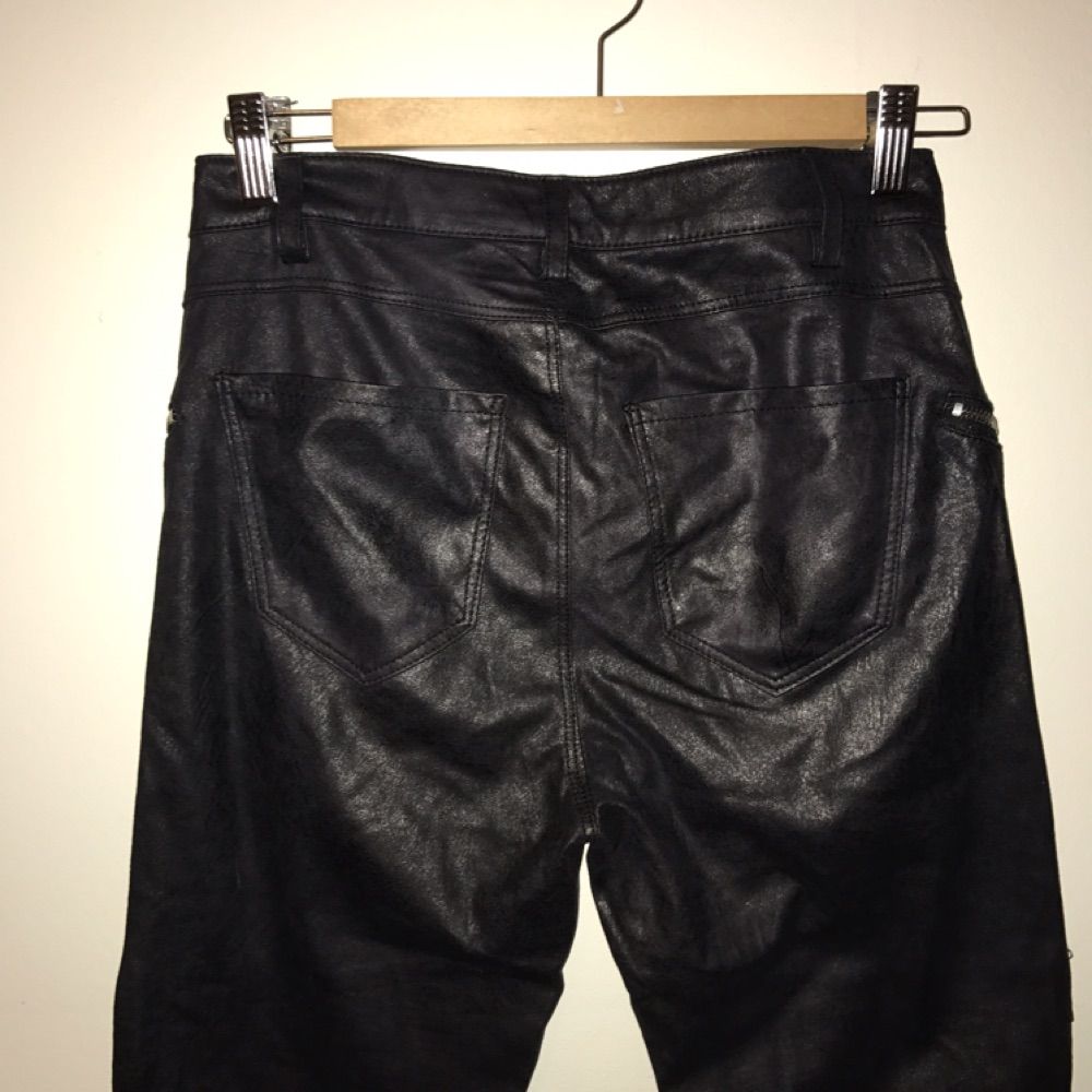 Fake mockabyxor från Nelly, helt nya 🕶 inklusive frakt. Jeans & Byxor.
