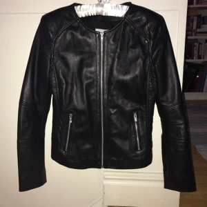  - Äkta skinnjacka från Mango, som ny🕶inklusive frakt